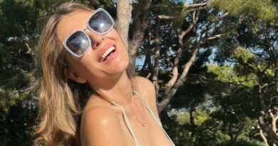 Liz Hurley blows kiss as she strips off to tiny bikini leaving fans in a frenzy